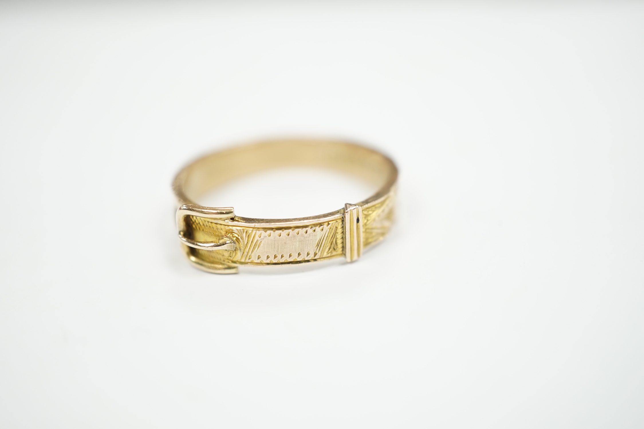A late Victorian 9ct gold and inset hair mourning buckle ring, size U, gross weight 2.2 grams.